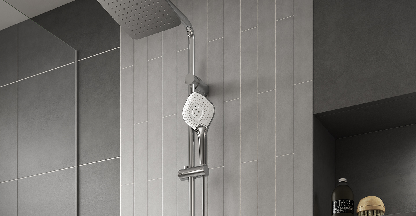 Photo de la collection Idealrain Evo Jet mise en ambiance montrant un espace douche avec zoom sur la douchette