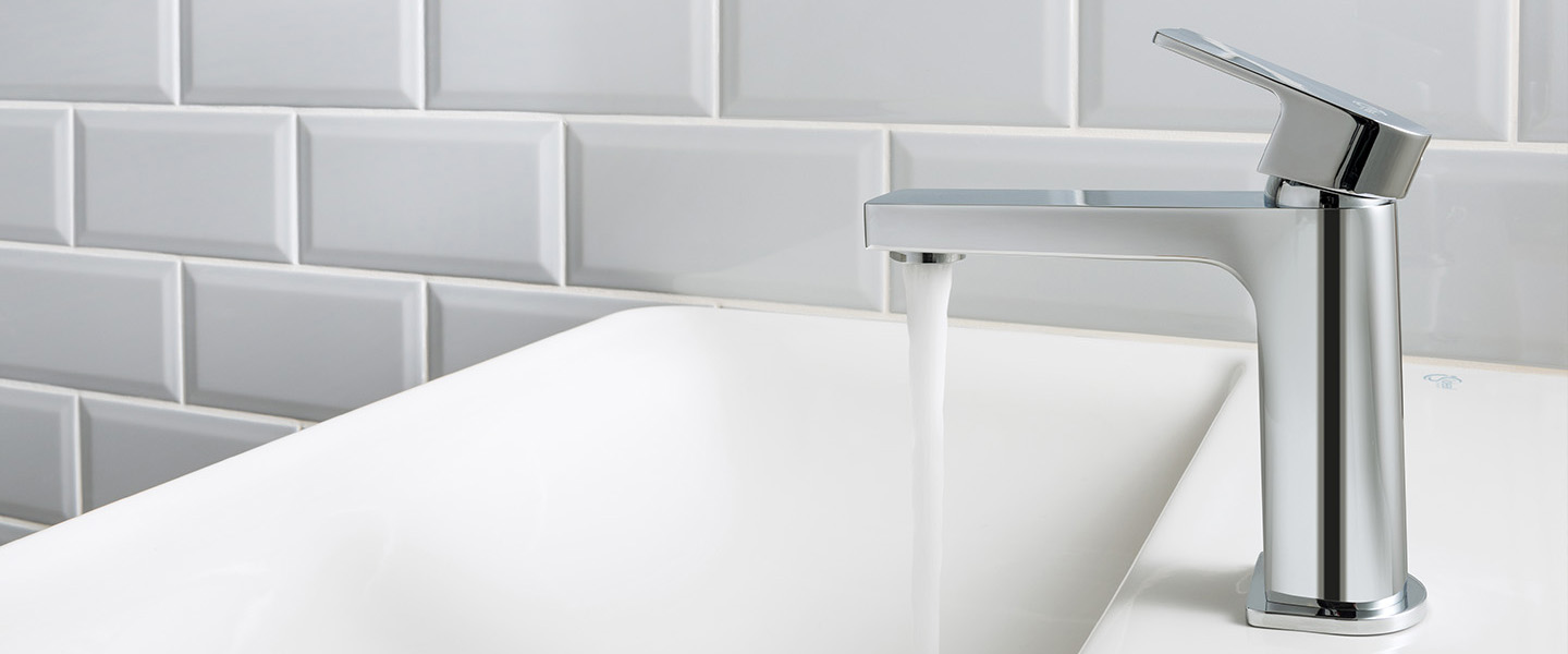 Photo de la collection Edge mise en ambiance montrant la robinetterie Edge de profil installée sur une vasque
