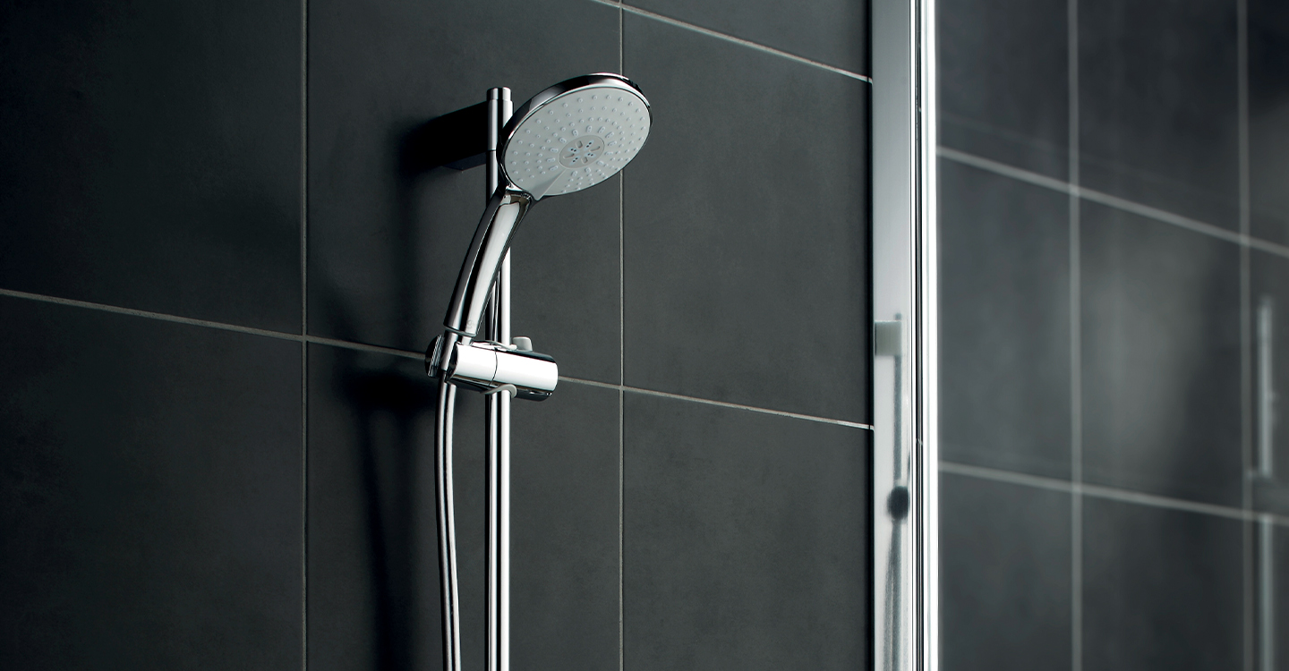 Photo de la collection Idealrain mise en ambiance montrant un espace douche avec zoom sur la douchette