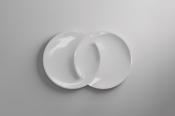Photo du logo Ideal Standard moulé en céramique sur fond gris