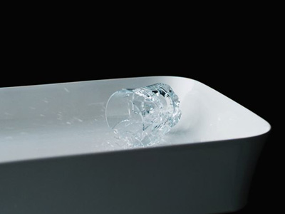 Photo de la vasque Ipalyss (faite en Diamatec) subissant un test par Lucideon, un verre est projeté dans la vasque sans abimer cette denière