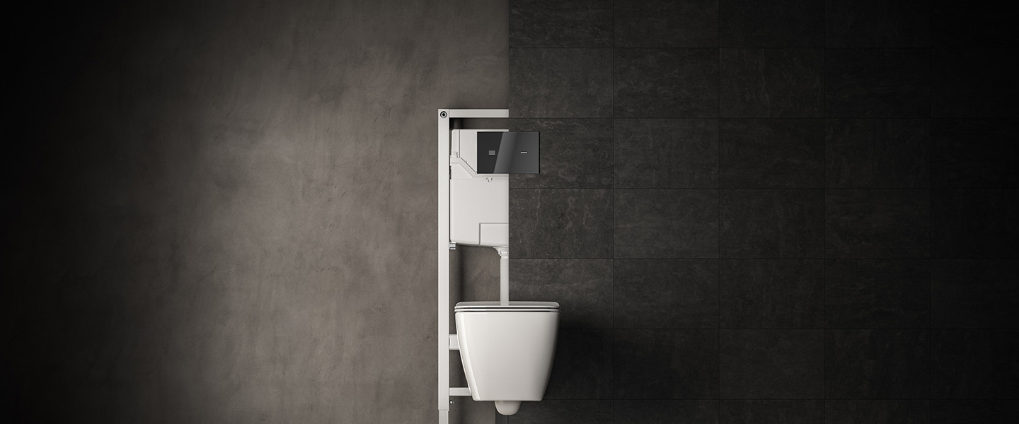 Photo de l'innovation ProSys représentant un bâti-support WC à la fois devant et derrière un mur carrelé gris foncé avec une cuvette suspendue blanche et une plaque de commande noire